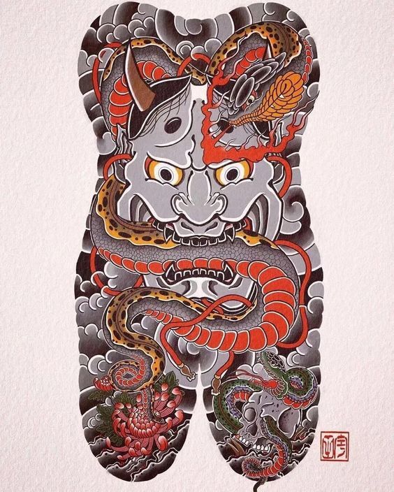 phác họa hình xăm mặt quỷ đỏ và con rắn được xăm một cách tinh tế và nghệ thuật