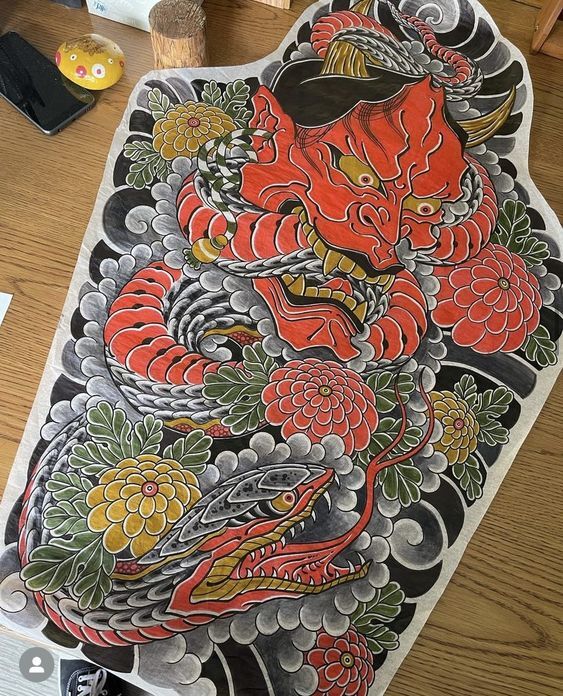 phác họa hình xăm quỷ mặt đỏ kết hợp với rắn và hoa cúc