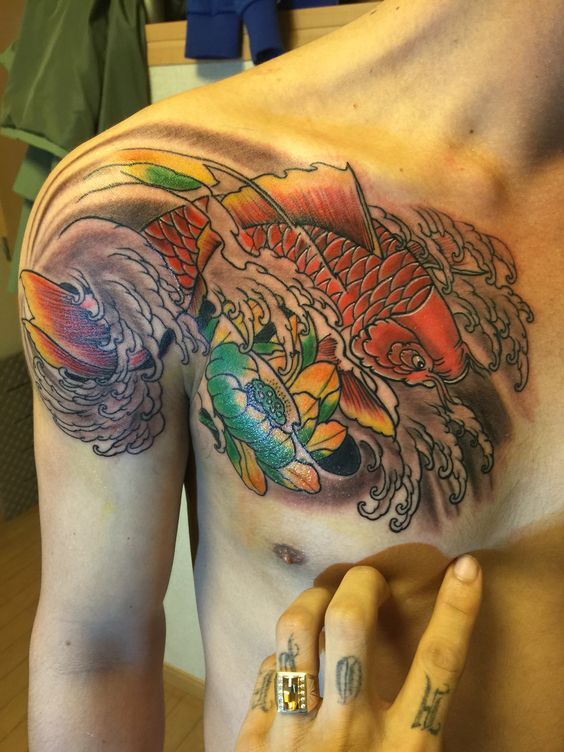 tatoo cá chép kết hợp hoa sen từ ngực đến bả vai