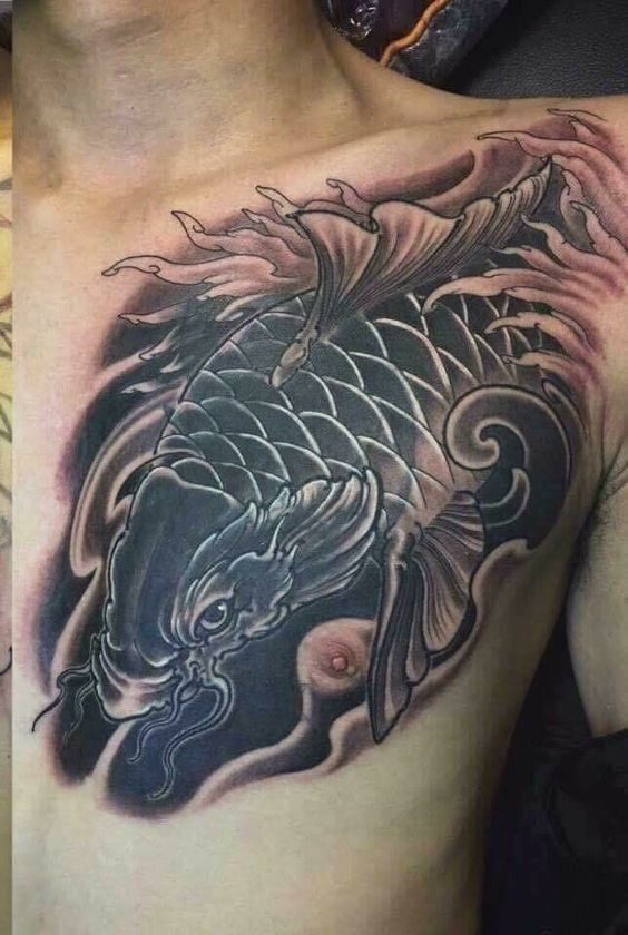 tatoo cá chép ở ngực cho khách hàng thích đơn giản