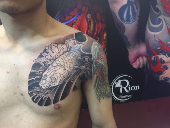 tatoo cá chép ở ngực phong cách tối giản