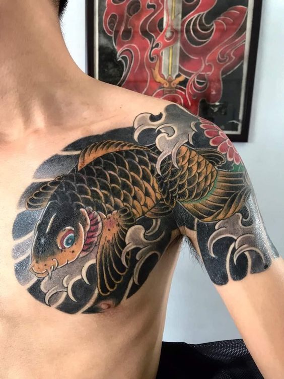 tatoo cá chép ở nửa ngực phong cách đơn giản