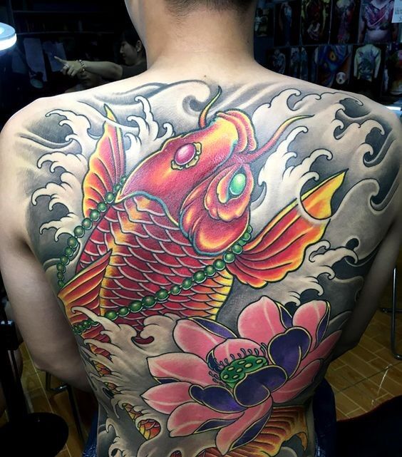 tattoo cá chép đỏ và mặt trăng kết hợp thêm chi tiết hoa sen