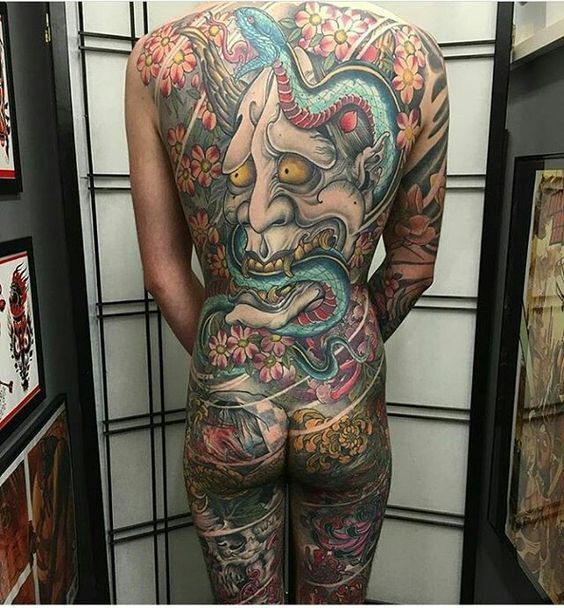 tattoo kín cả lưng tay và đùi mặt quỷ và rắn uốn quanh
