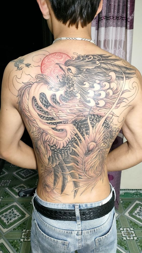 tattoo kín lưng đơn sắc phượng hoàng