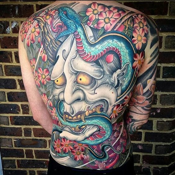 tattoo kín lưng mặt quỷ trắng kết hợp rắn xanh và hoa anh đào kín lưng