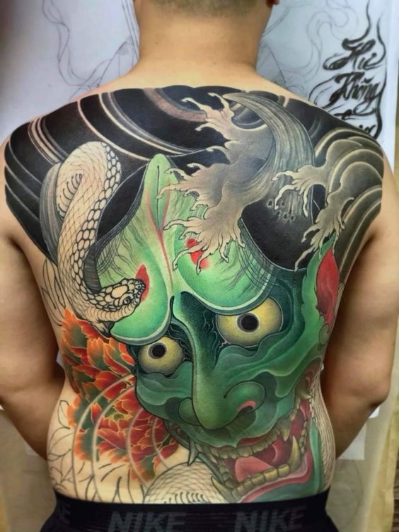 tatoo mặt quỷ xanh lá kết hợp con rắn trắng
