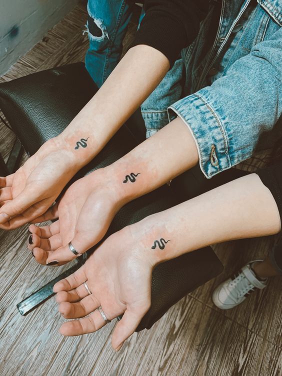 tattoo hình rắn nhỏ mẫu đơn giản