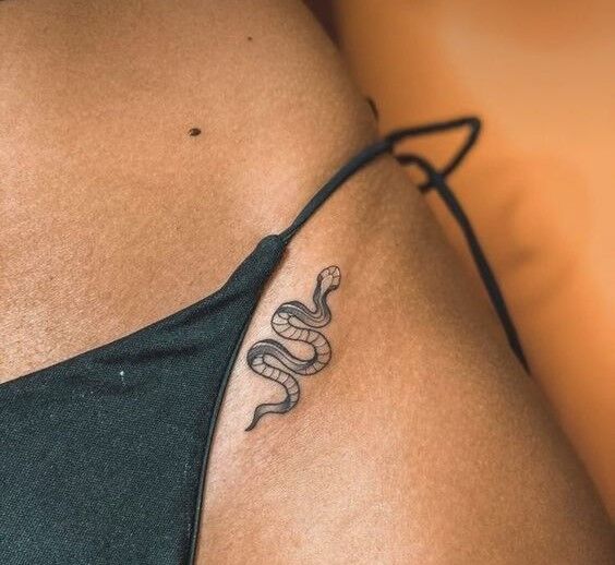 tattoo hình rắn siêu nhỏ dưới hông