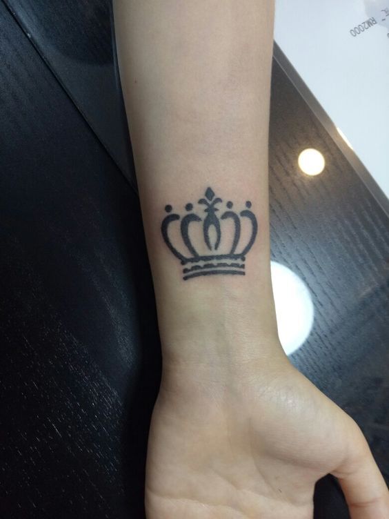 tattoo cho nam hình vương miện trên cổ tay