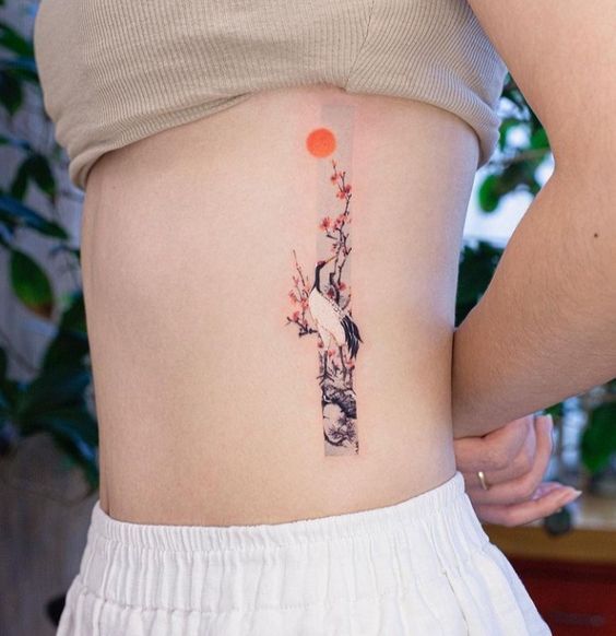 mẫu tattoo nghệ thuật ở eo cho nữ