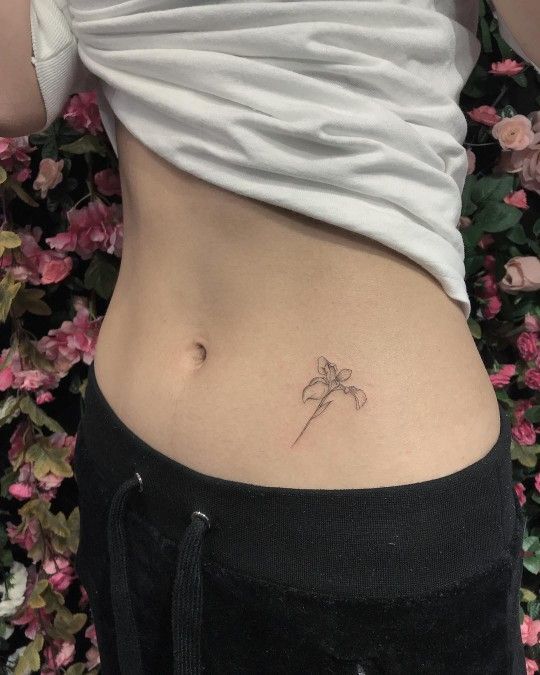 tattoo cành hoa mini ở dưới eo cho nữ