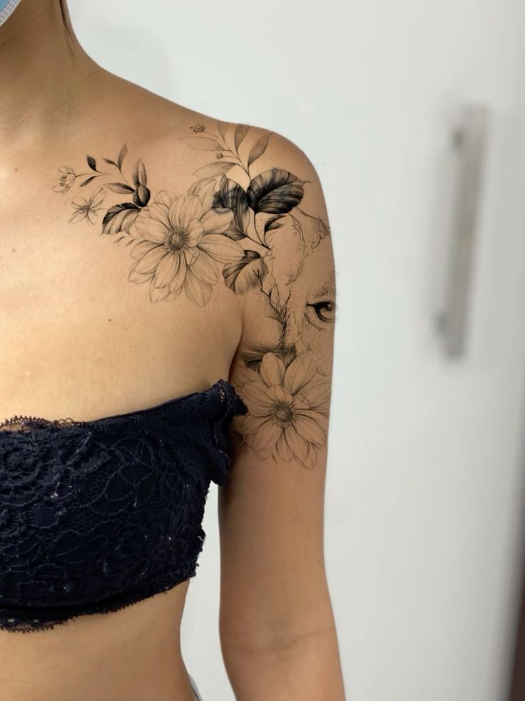 Tattoo bông hoa ở vai hài hòa