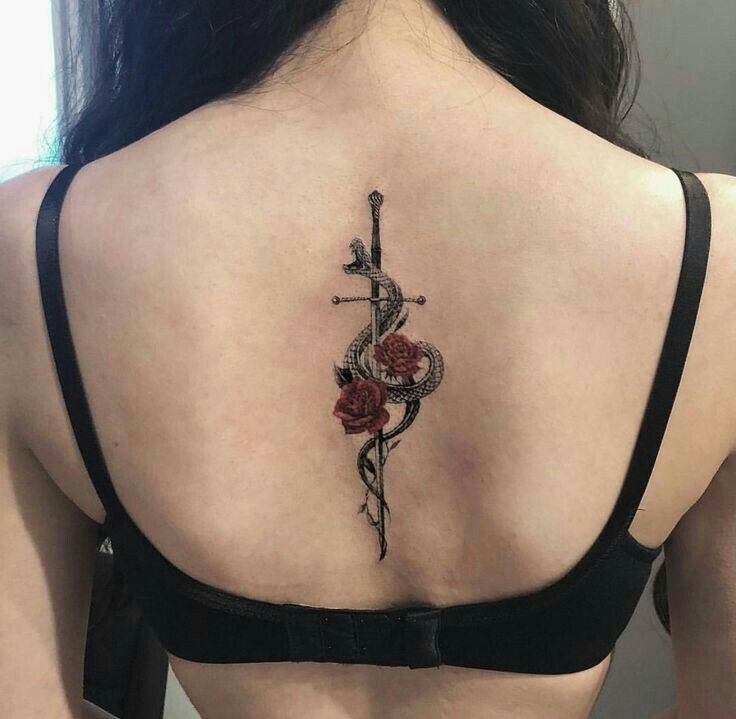 hình tattoo cây kiếm nghệ thuật phía sau lưng