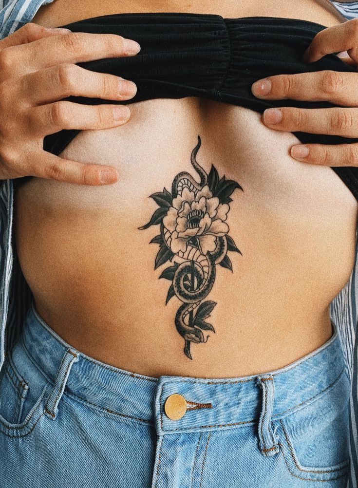 kiểu tattoo đen trắng ở ngực cho nữ