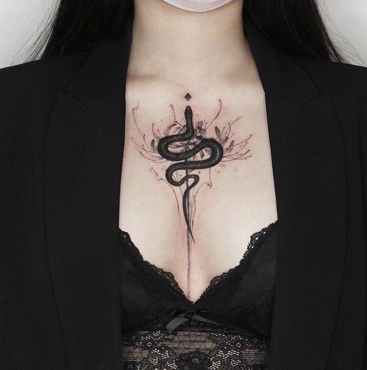 mẫu tattoo giữa ngực cho nữ cực cá tính