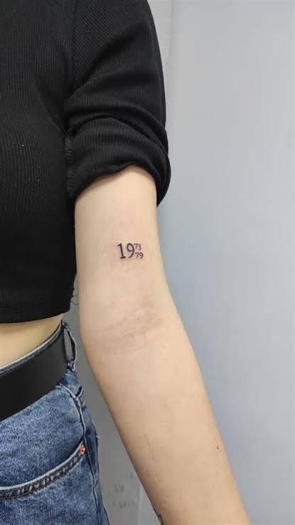 mẫu tattoo ngày tháng năm sinh mini