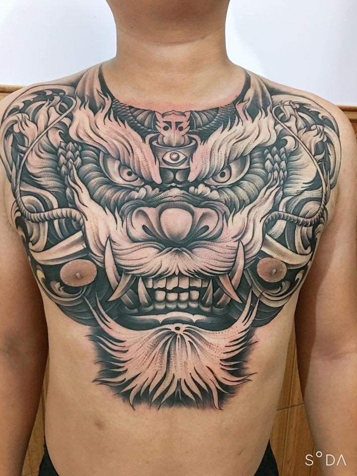 mẫu tattoo trên ngực nam thể hiện sự mạnh mẽ