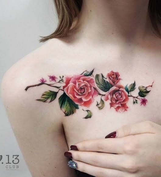 thể hiện sự cá tính với mẫu tattoo hoa trên ngực