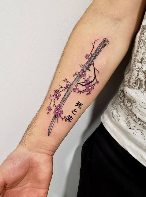 thu hút với mẫu tattoo thanh kiếm ở cẳng tay