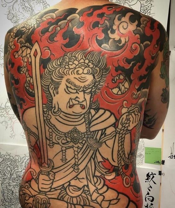 tattoo bất động minh vương phối giữa ba màu trắng đỏ đen