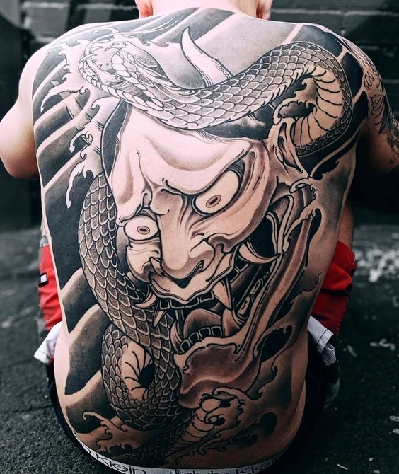 tattoo mặt quỷ kết hợp mãng xà và sóng biển