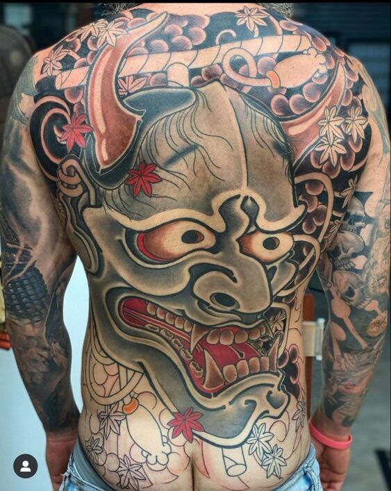 tattoo mặt quỷ kín lưng nhiều màu sắc