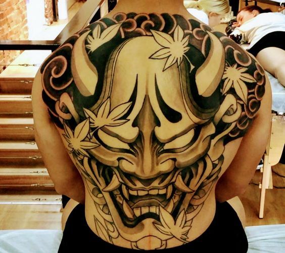 tattoo mặt quỷ vàng