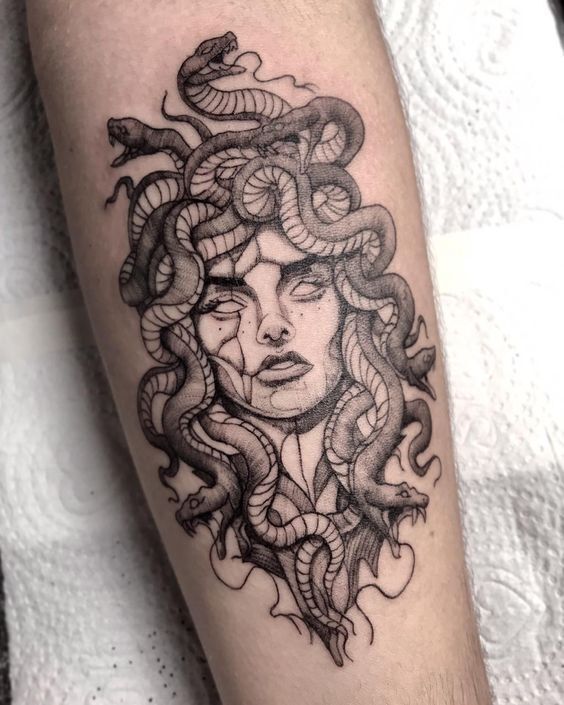 hình xăm medusa đẹp ở cẳng tay mẫu 1