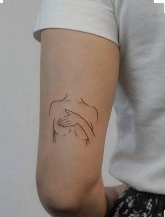 tattoo mini thể hiện cá tính ở bắp tay cho nữ