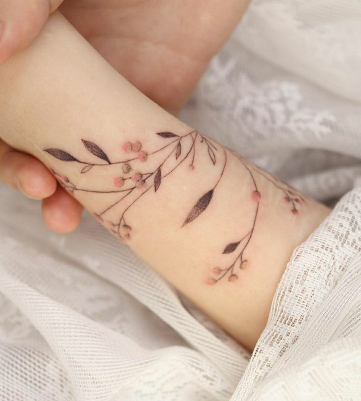 hình tattoo hoa xung quanh cổ tay