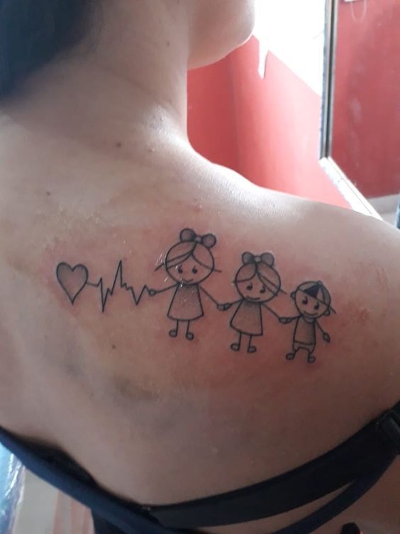 mẫu tattoo hình các đứa con nhỏ sau vai