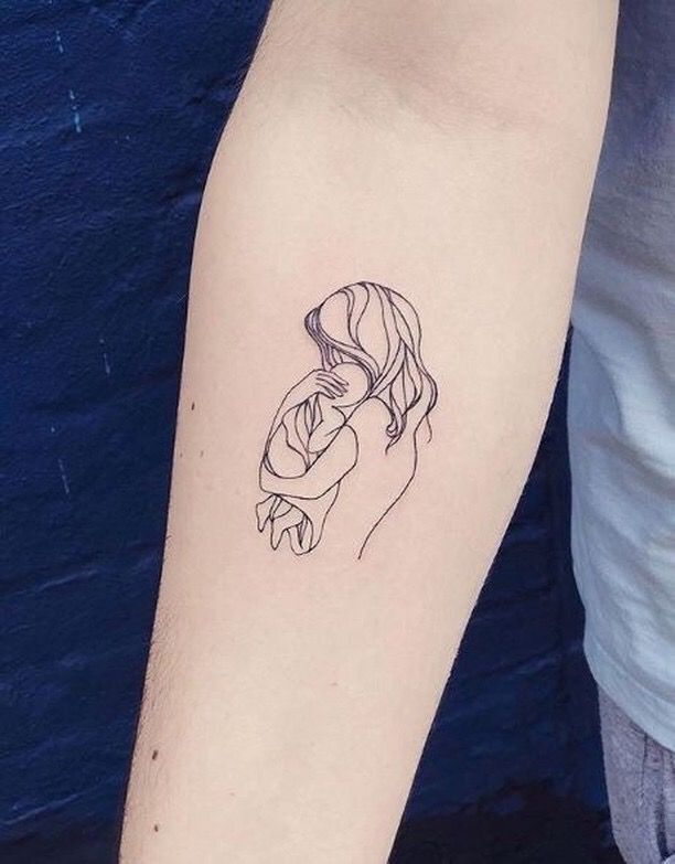 mẫu tattoo mẹ bồng con trên cánh tay đơn giản