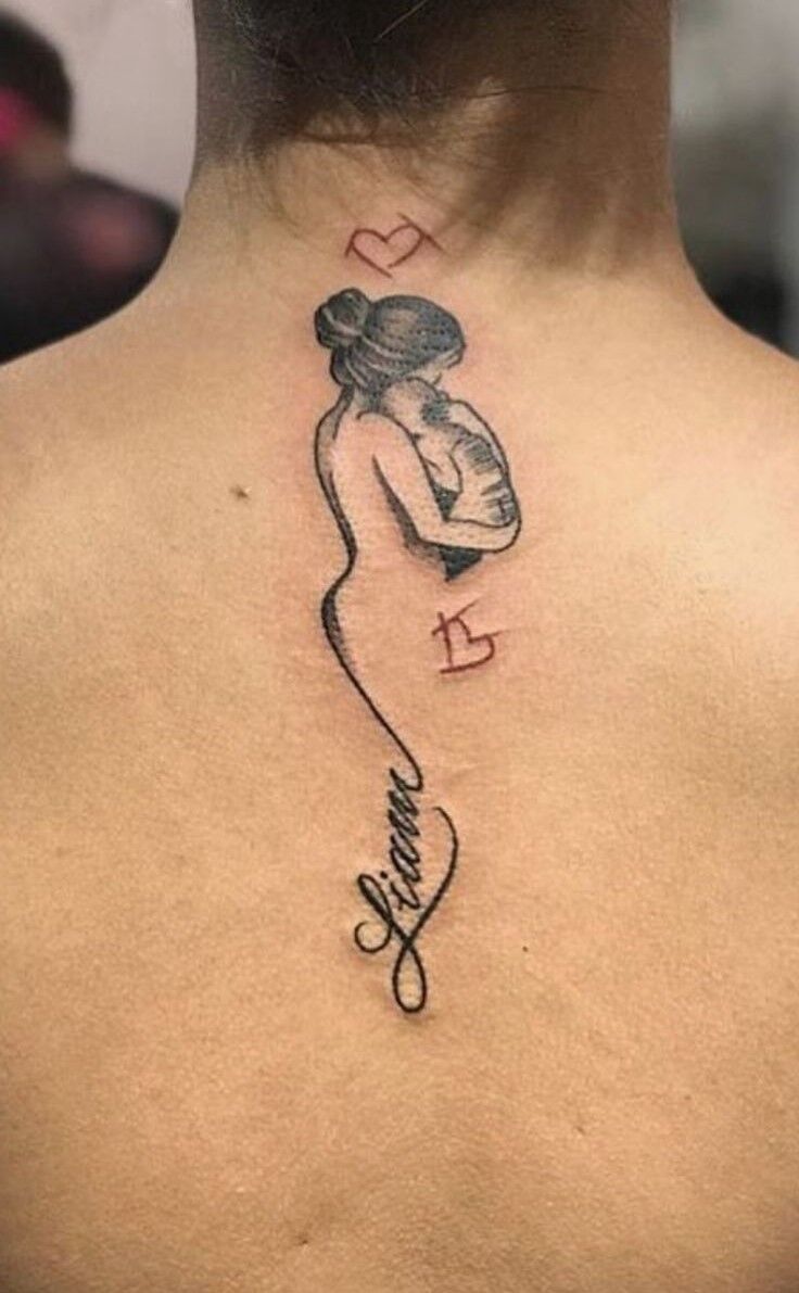 tattoo mẹ ôm con ở gáy chị khách