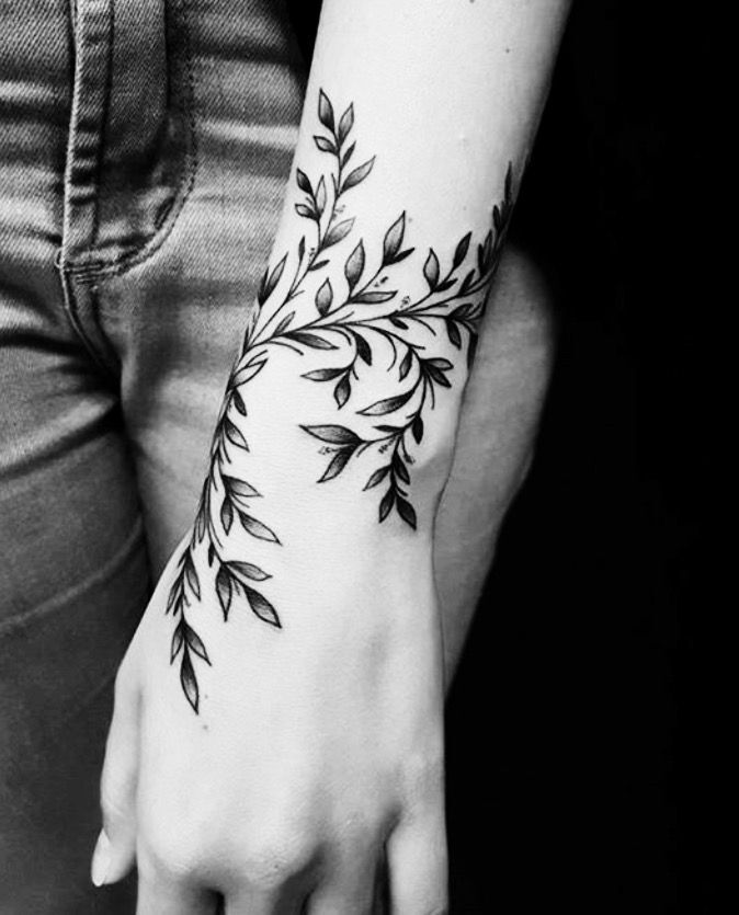 tattoo những cành lá ôm trọn cổ tay