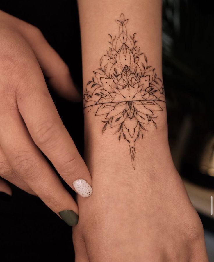 tattoo trên cổ tay như món đồ trang sức đẹp mắt