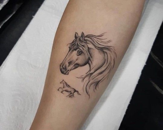 tattoo hai mẹ con ngựa ở tay