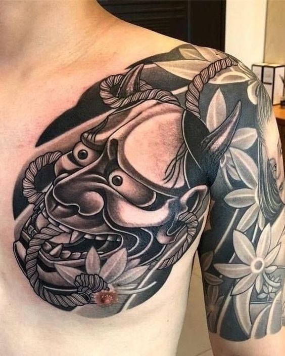 tattoo mặt quỷ trắng đen kết hợp lá phong đỏ nhật