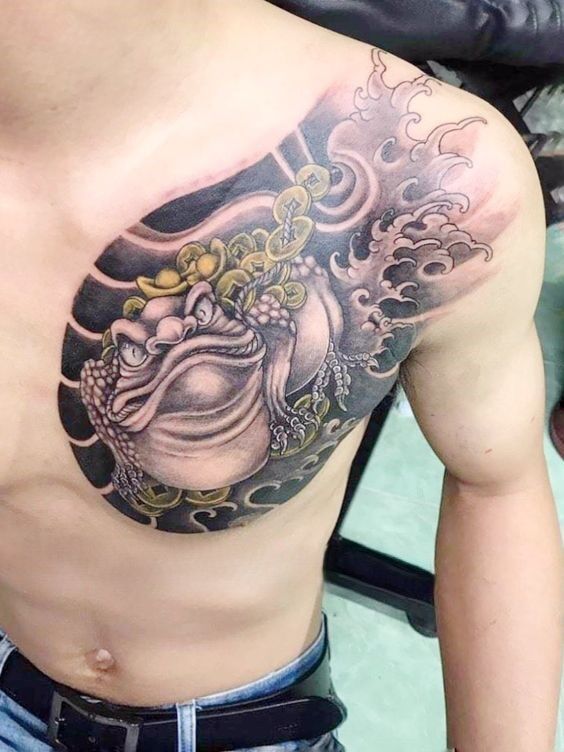 tattoo thiềm thừ vắt vai đơn sắc