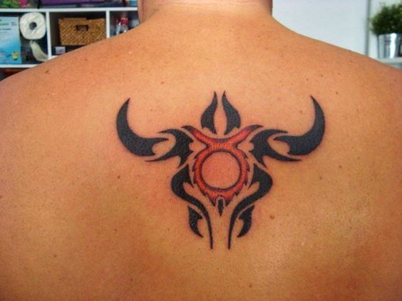 tattoo biểu tượng cung kim ngưu cách điệu ở lưng