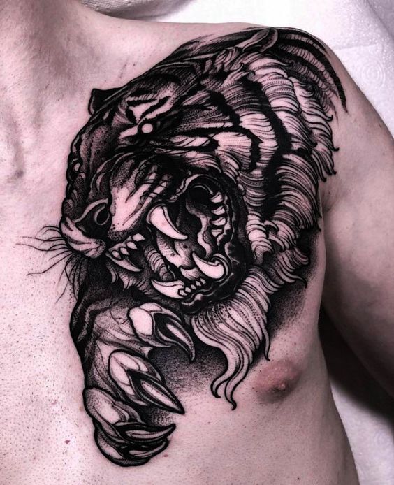 tattoo hổ đơn sắc ở ngực của khách