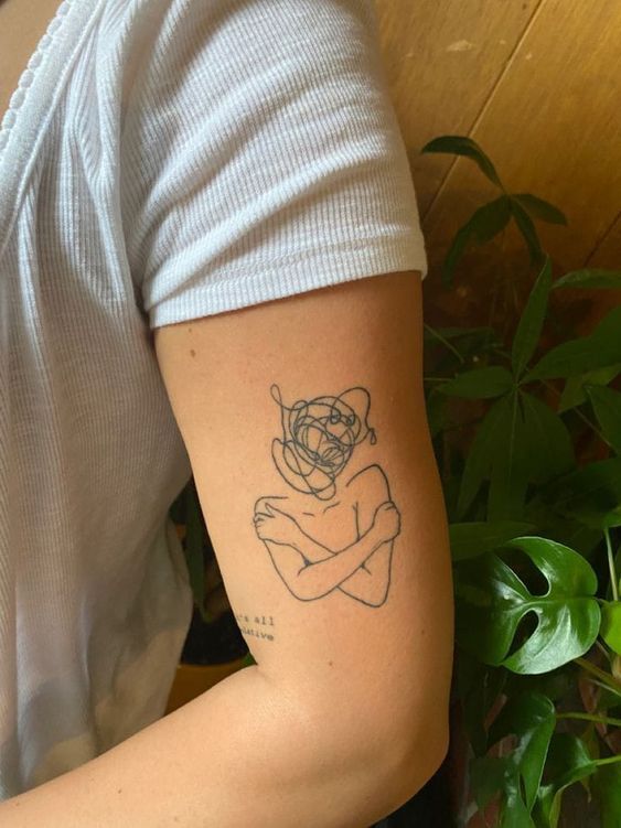 mẫu tattoo cô gái mini mang nhiều suy nghĩ