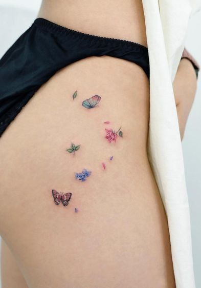 tattoo đàn bướm nhỏ xinh ở đùi khách nữ