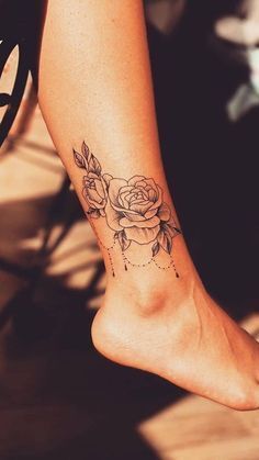 Mẫu tattoo hoa dưới ánh nắng dịu êm