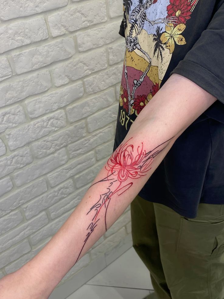 Tattoo hoa bỉ ngạn ở tay tuyệt mỹ