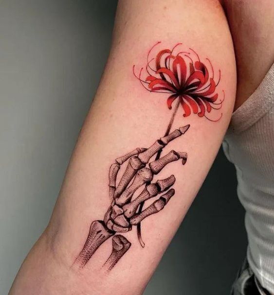 Tattoo hoa bỉ ngạn và bàn tay ghê rợn