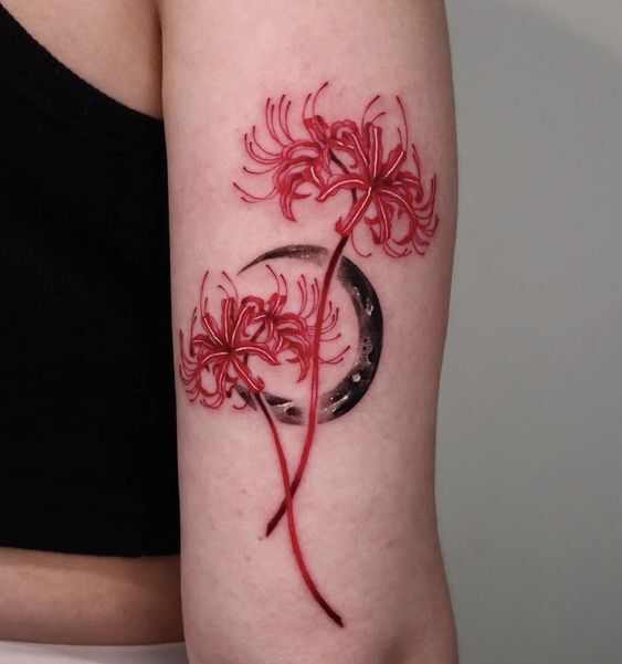 Tattoo hoa bỉ ngạn và trăng khuyết ở tay