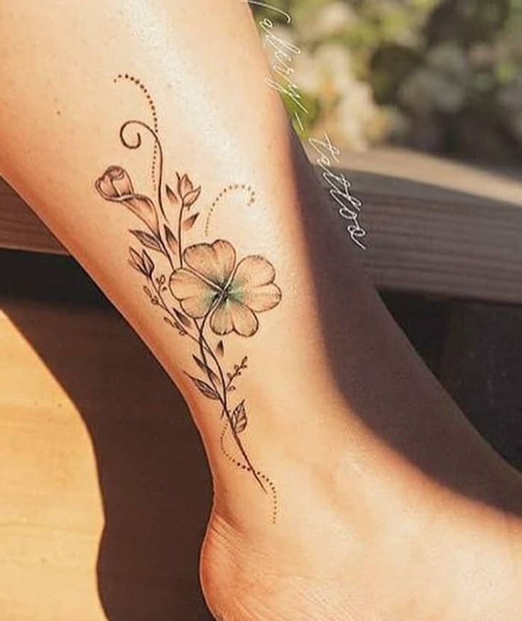 Tattoo hoa dưới ánh nắng dịu êm