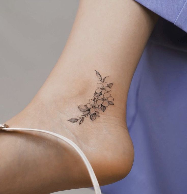 chọn tattoo mẫu hoa lá nhỏ xinh