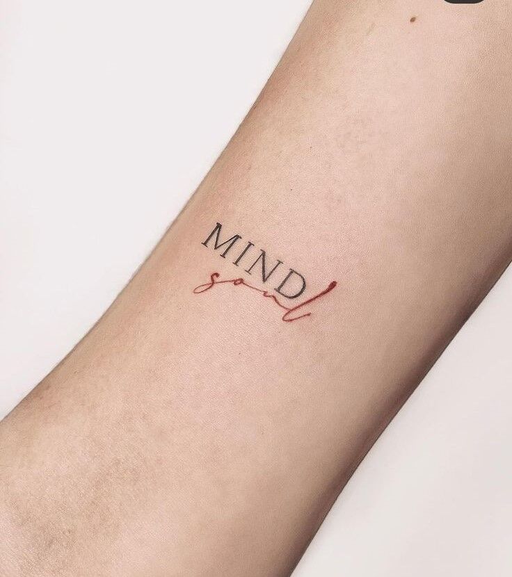 đẹp mắt với mẫu tattoo chữ trên cổ tay